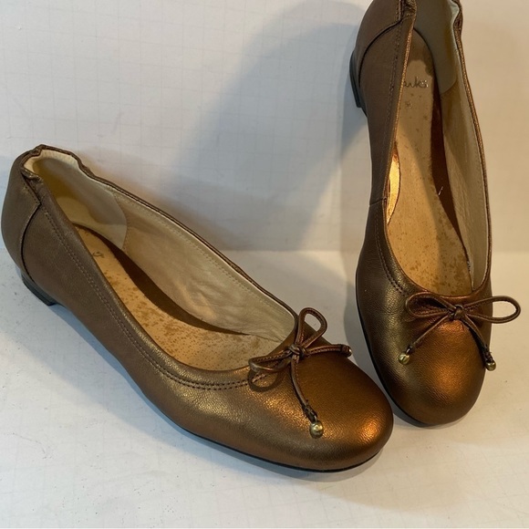 Clarks~Metallic Bronze Leather Slip-On Ballet Flat~Bow Detail~Round Tie~Size 9.5 - Picture 12 of 15